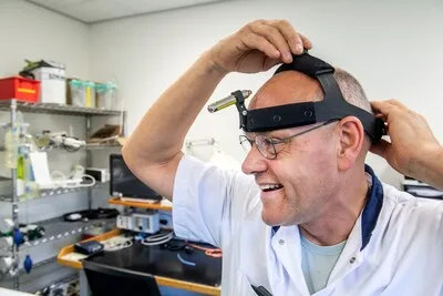 Hoe medisch technologen het ziekenhuis mee draaiende houden, van lasers tot infuuspalen: ‘Wij staan 24/7 paraat’