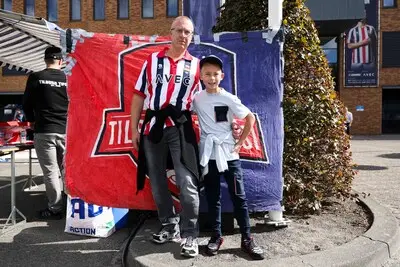 Deze Willem II-supporters vermaken zich op Koningsdag: ‘Altijd positief blijven’