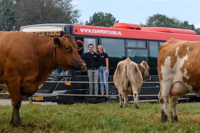 Wesley heeft koeien én brengt mensen veilig thuis met zijn eigen touringcar: ‘Zie het als een heel grote taxi’