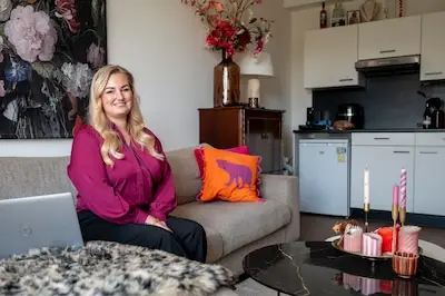 Rachel heeft een baan en was toch dakloos, nu woont ze in een speciaal Tilburgs buurtje vol flexwoningen: ‘Dit geeft rust’