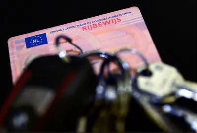 Tilburger (19) racet met 157 km/u over de Midden-Brabantweg: rijbewijs na twee maanden al kwijt