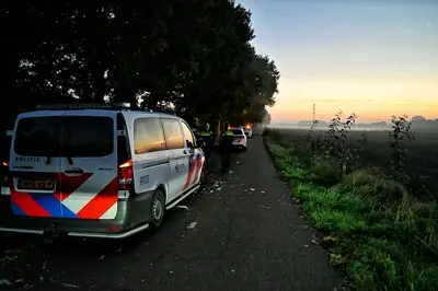 Voorbijgangers treffen zwaargewonde scooterrijder aan in berm bij Tilburg