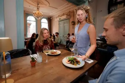 ‘Het voelt ongastvrij, maar het moet’: restaurant in Tilburg vraagt aanbetaling