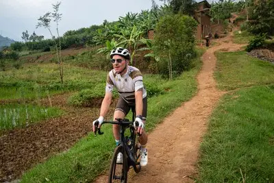 Eindhovenaar Paul fietst voor goed doel door Rwanda; ooit decor van genocide, nu van wereldkampioenschap