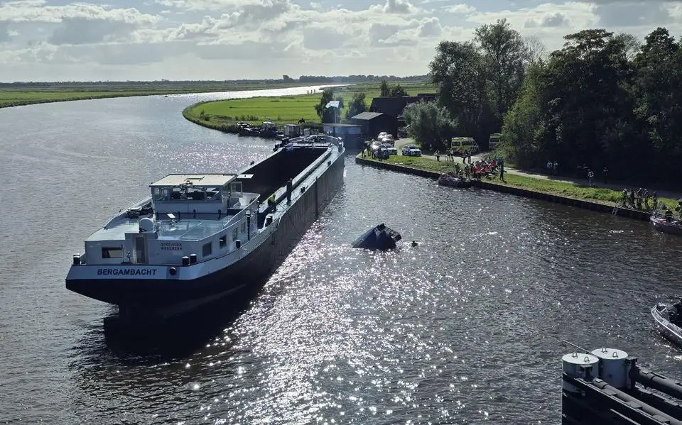 Liesbeth uit Warten belde 112 na aanvaring tussen vrachtschip en plezierjacht. ‘De schipper van de kruiser zwaaide nog’