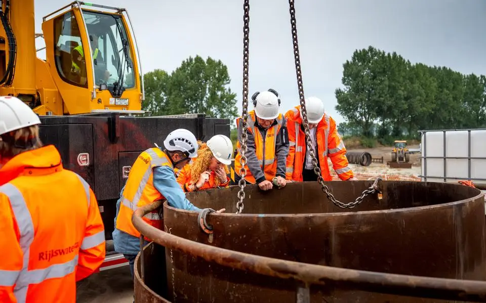 Uit het aquaduct in de A32 bij Akkrum lekt per uur 3300 liter water, maar er is hoop: ‘Wij gaan ’m wel dicht krijgen!’