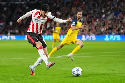 LIVE | Gigantische kans voor PSV: Saibari schiet van héél dichtbij naast