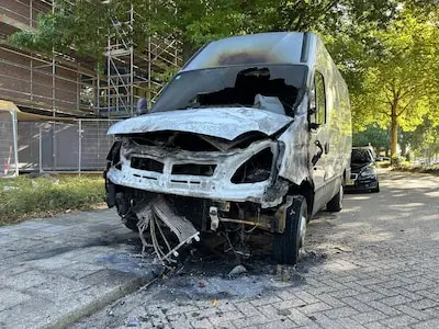 Busje en auto gaan in vlammen op in Eindhoven, vuur mogelijk aangestoken
