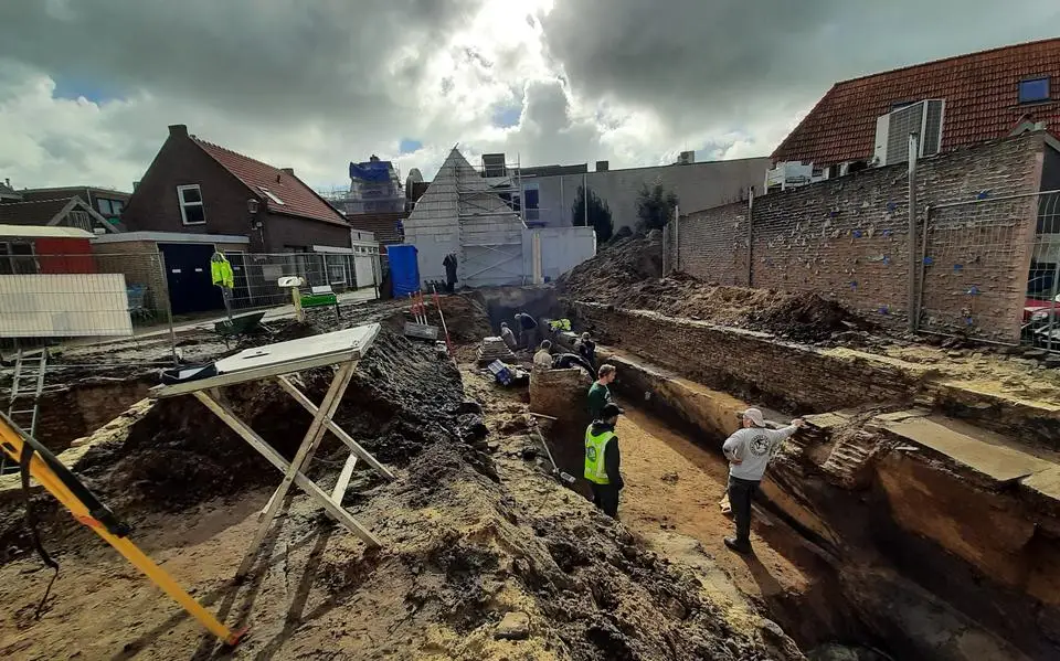 De ringwalburg op Texel is ouder dan gedacht | WadWeten