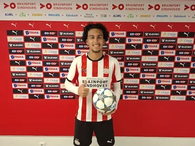Jonge PSV-spits Bouhoudane sprankelt na droomweek, met hattrick en eerste profgoal: ‘Ben rustig in het hoofd’