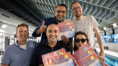 Ze zijn 35, 43 en 43 jaar en halen alsnog hun zwemdiploma’s, met dank aan Pieter van den Hoogenband