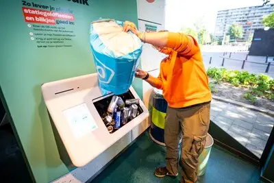 Contant geld voor je lege blikjes? Tilburg doet onderzoek naar een retourshop zoals in Rotterdam