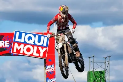 De Wolf in noodweer op koers naar nieuwe wereldtitel MX2, maar dan valt zijn motor uit