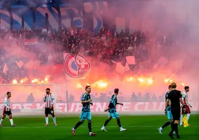 PSV-supporters laten een directielid van Ajax struikelen en geven ander een klap: onmiddellijk stadionverbod