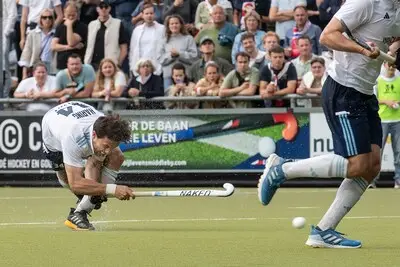 HC Tilburg zet met strafcornerkanon Noud Borsten hoog in: ‘Een beetje onderlinge competitie is goed’