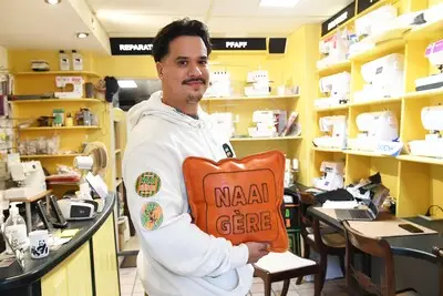 ‘Tijdens het naaien lach je met iedereen’; Karlo Witlox maakt van emblemen naaien zijn bedrijf