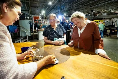 Soms kunst, vaker kitsch maar bijna altijd een leuk verhaal: opnames tv-programma bij DAF Museum