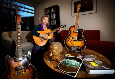 Legendarische Egmond-gitaar week lang in het zonnetje in Weeffabriek in Geldrop