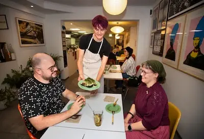 Chef danst met rijstgerechten en avocadoblokjes: welkom in restaurant F Life