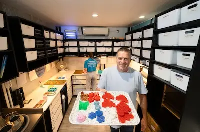 Handgemaakte zeep in alle geuren en kleuren; ze gaan vanuit Best de hele wereld over