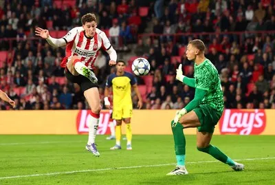 Scorende CL-debutant Van Bommel pareert kritiek op PSV: ‘Het ligt nóóit aan het feit dat spelers niet willen’