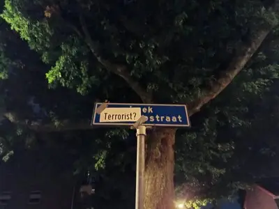 Straatnaamborden in Eindhoven en Tilburg door actievoerders beplakt met woord ‘terrorist’