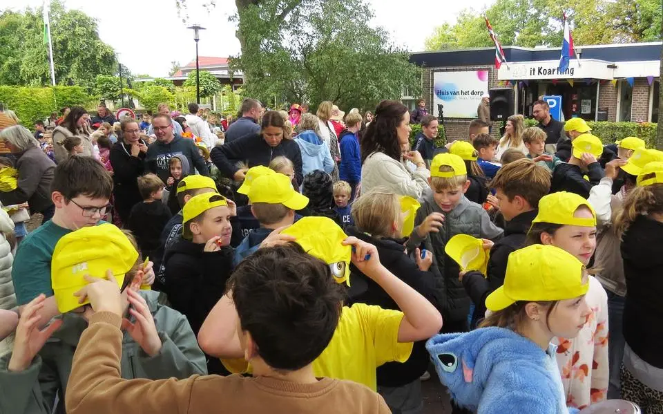 Vijfhonderd schoolkinderen in optocht naar 50-jarig Koartling in Buitenpost
