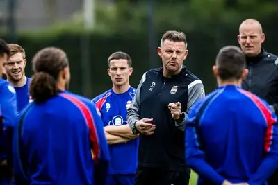 Willem II-trainer Stegeman bespreekt de vijf laatste nieuwkomers