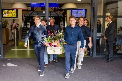 Laatste eerbetoon voor ‘onze Bud’ bij stadion van Willem II: ‘Hij was een boegbeeld van Tilburg’