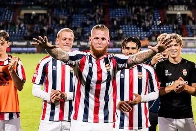 LIVE | Willem II tegen Cambuur met drie basisdebutanten én rouwbanden, ter ere van overleden clubicoon Bud Brocken