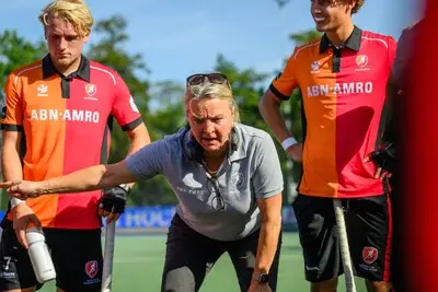 Eerste vrouwelijke coach voor Oranje-Rood mannen mikt op play-offs: ‘Het is een realistische doelstelling’