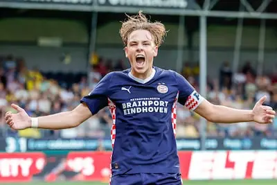 PSV haalt na spitsenprobleem de talentvolle Van Duiven - tijdelijk - bij het eerste team