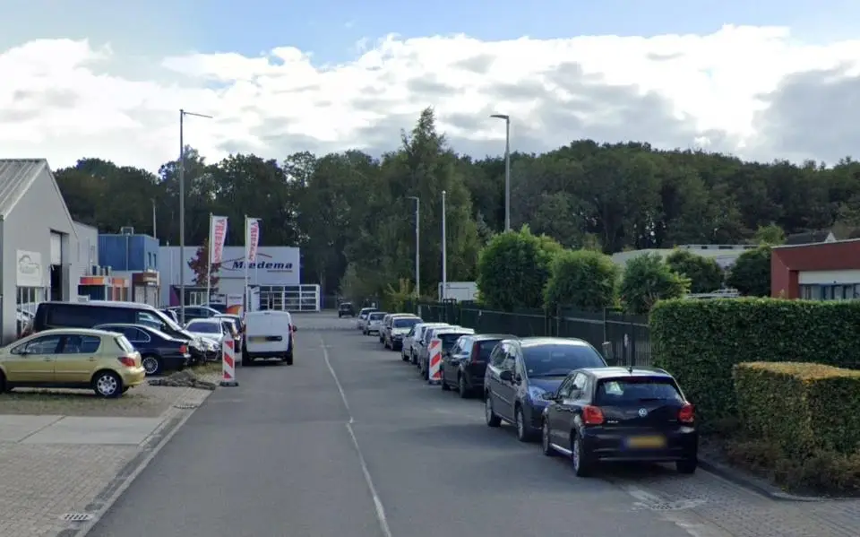 Parkeren half op de weg? Leeuwarden grijpt in met stopverbod op weg De Hemrik