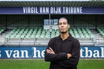 Virgil van Dijk onthult eigen tribune bij Willem II: ‘Dit betekent heel veel voor mij en mijn familie’