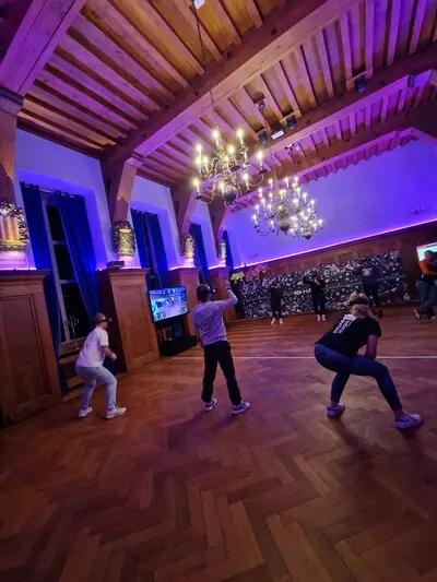 Virtual Reality ballen vliegen door middeleeuws kasteel: ‘Na tachtig seconden moet je uitpuffen.’