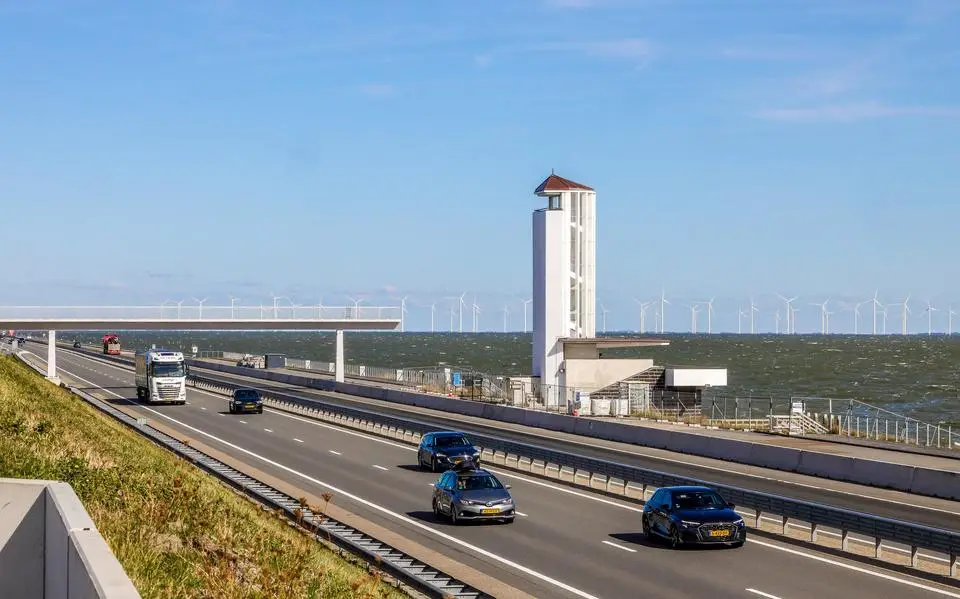 Waarom gebeurt er al maanden niets bij het Vlietermonument op de Afsluitdijk?