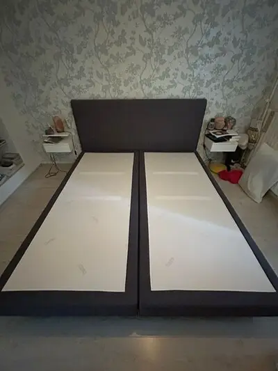 Tom heeft een boxspring om af te halen en wie kan er een koffiezetapparaat gebruiken?