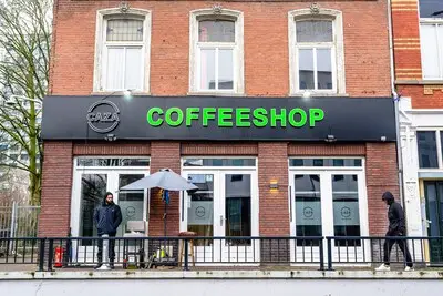 Verdachte (18) van aanslag op Tilburgse coffeeshop vrij onder strenge voorwaarden: enkelband en geen contact