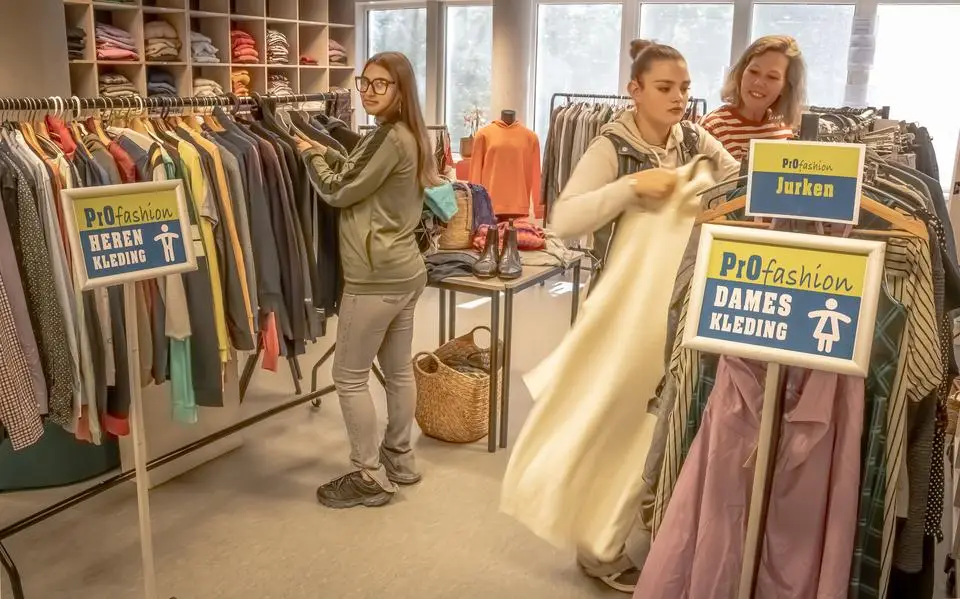 Leerlingen Comenius Zamenhof staan versteld van kleding die ze wekelijks weggeven. ‘Soms hebben we merken als Under Armour, G-star en Loavies’