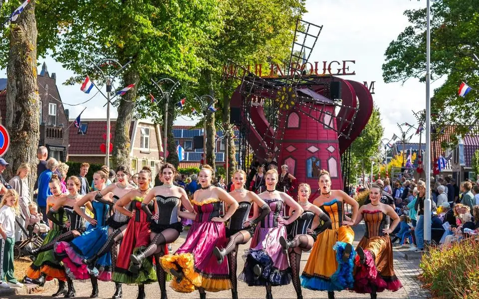 Bouwers praalwagen Moulin Rouge in Sint Nicolaasga geplaagd door vernielingen: ‘Ik tink dat se joyride woene’