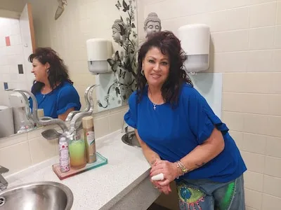 Eindhovense toilettenkoningin Jolanda gaat stoppen: 'Dit blijft mijn hoekje'