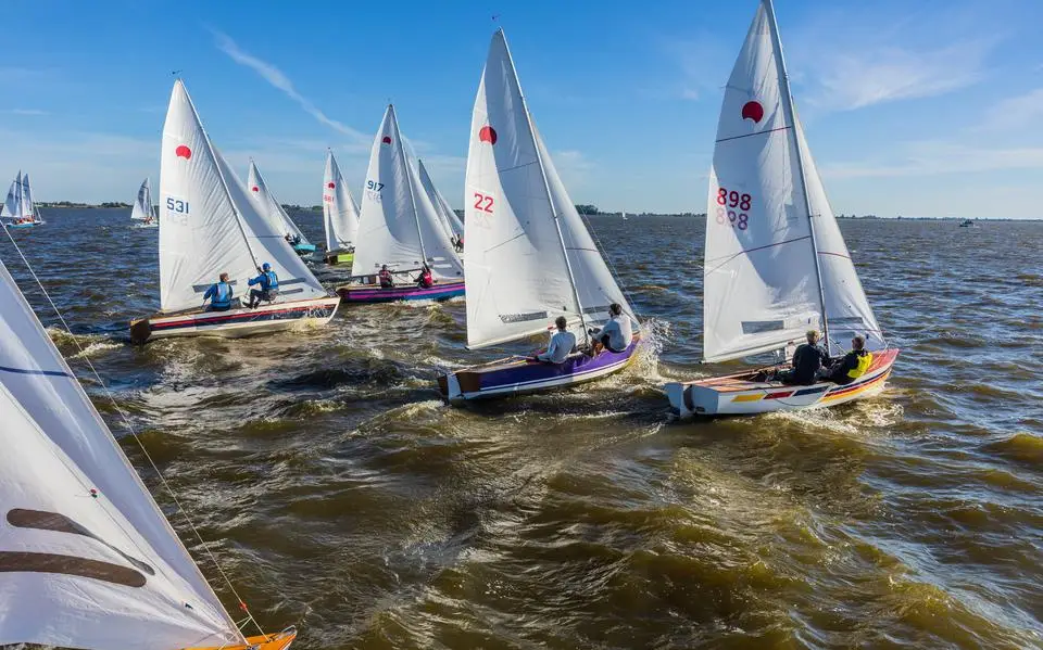 De kleine zeilklassen gedijen goed aan de Friese Rivièra; of het nu een NK is of niet