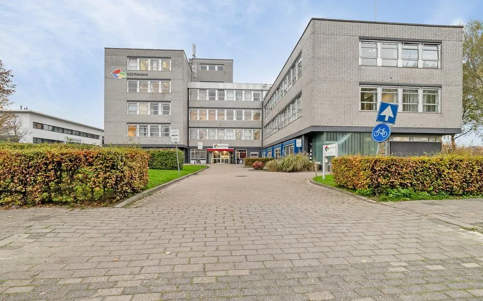 Verouderde kantoorkolos van GGZ Friesland snel verkocht: ‘Vijf serieuze biedingen’
