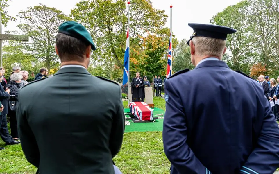 Herbegrafenis brengt bemanning van Lancaster, die neerstortte in IJsselmeer, samen in Workum