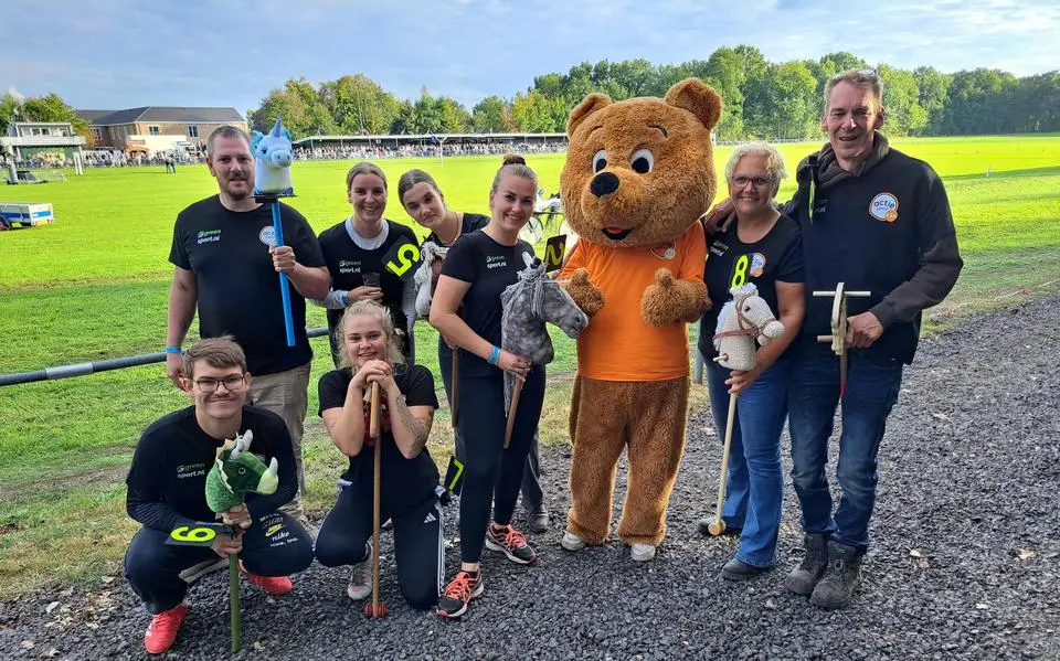 Stokpaardjesrace op Nutsbaan Joure levert ruim 4000 euro op voor KiKa