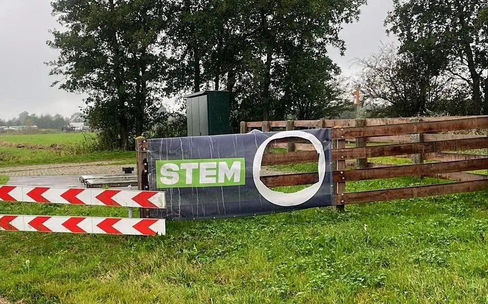 Fan of vandaal? CDA-logo uit spandoek gesneden in Damwâld