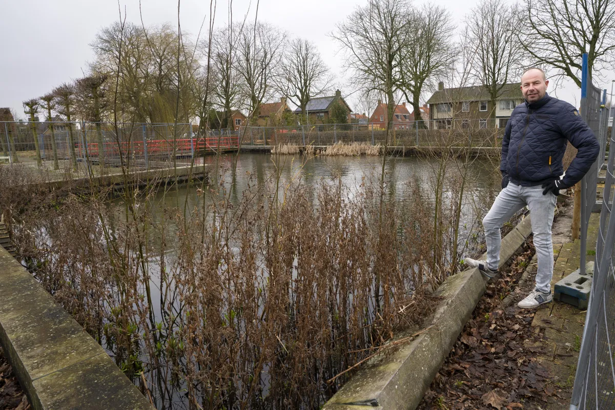 Waadhoeke reserveert ton voor lekke parkvijver en geeft Sint Annaparochie nog een halfjaar voor plantsoendroom