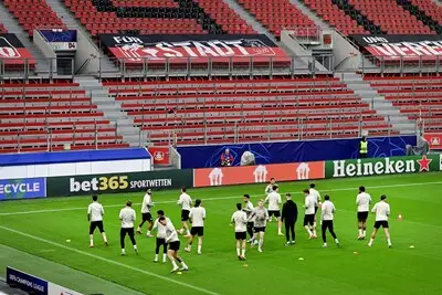 LIVE | PSV maakt zich klaar voor Champions League-kraker in Leverkusen, wie staat er in de spits?