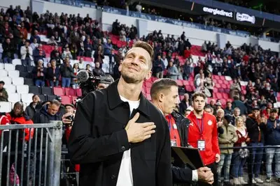 PSV-supporters nemen afscheid van Luuk de Jong, clubicoon geëerd met tegel én bronzen aanvoerdersband