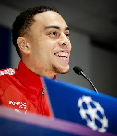 Sergiño Dest weet wat hij gaat doen om bij PSV tegen Napoli gefocust te zijn: ‘Heel veel eten en oorlog maken op het veld’